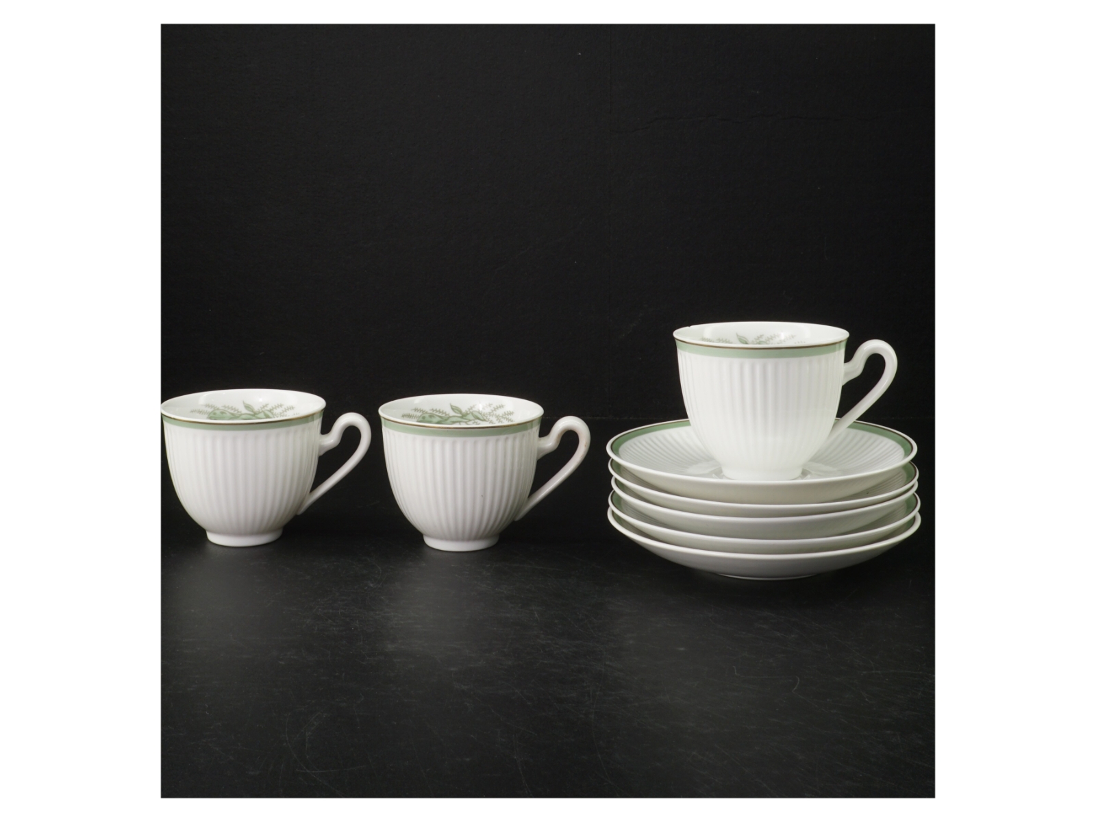 Grøn Melodi Porcelænskopper og -underkopper Grøn Melodi  fra Royal Copenhagen (str. Ø. 14 cm. ø. 8 cm)