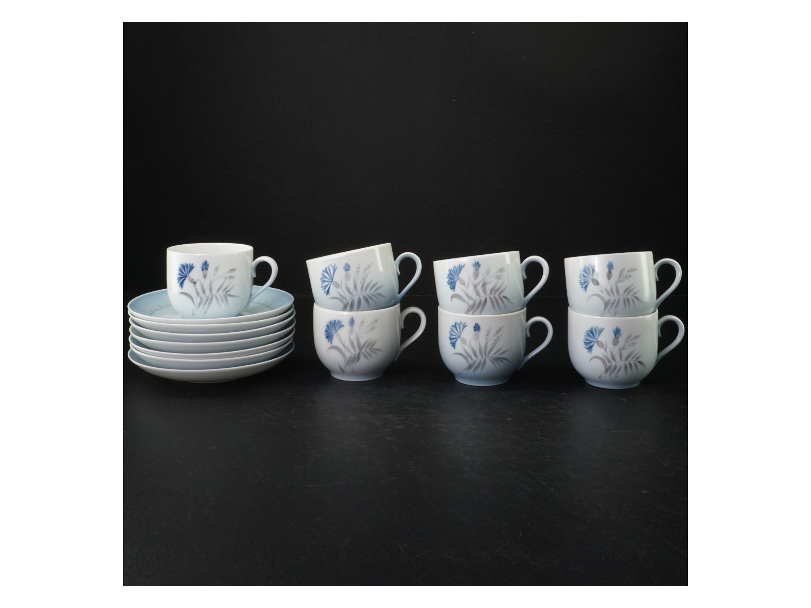 Dementer blå kornblomst Porcelænskopper og tallerkener fra B&G (str. Ø. 14 cm. h. 6 cm ø. 7 cm)