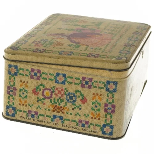 Vintage dåse med broderet design (str. 24x18x10 cm)