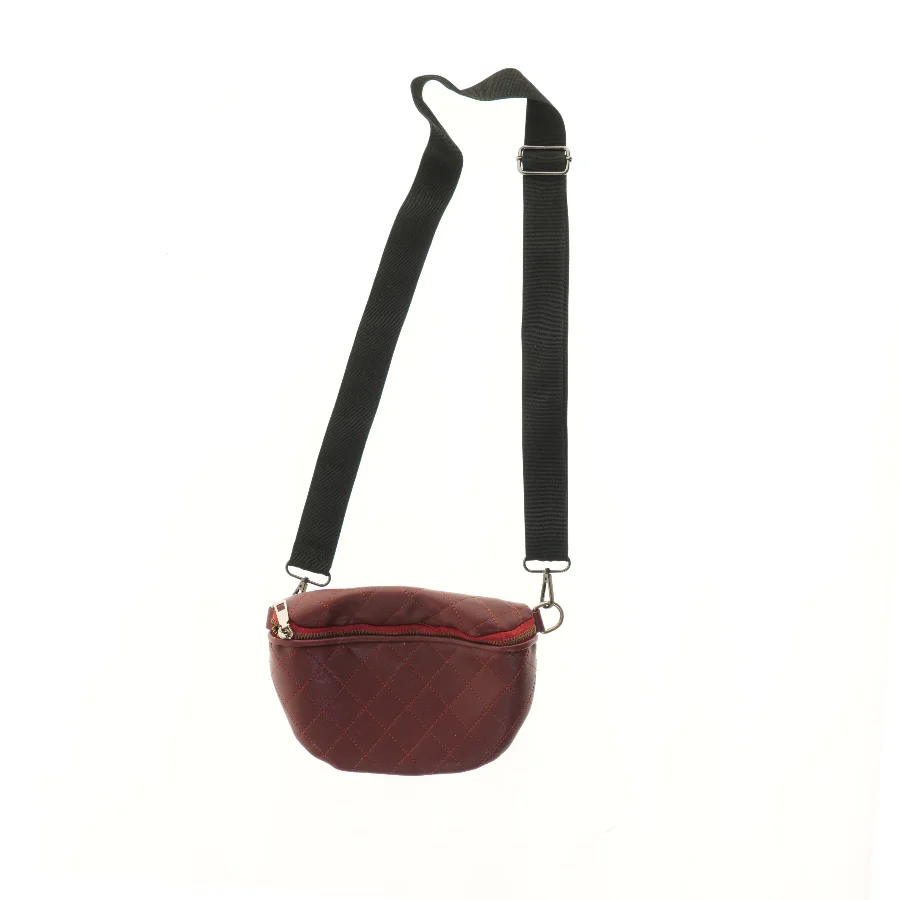 Rød bæltetaske med strop (str. 17x7x24 cm)