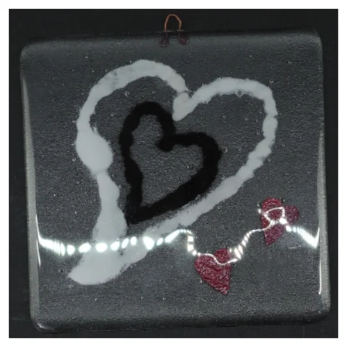 Glasfad med hjerte og sommerfugl dekoration (str. 13,5 x 13,5 cm)