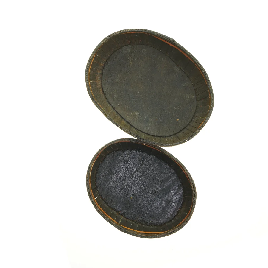 To flettede træfade