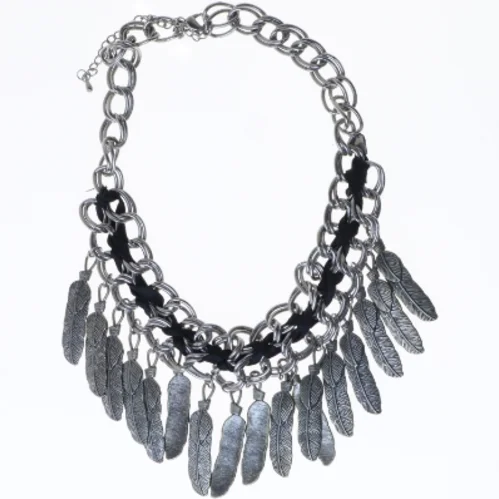 halskæde med fjer vedhæng (str. 48 cm)