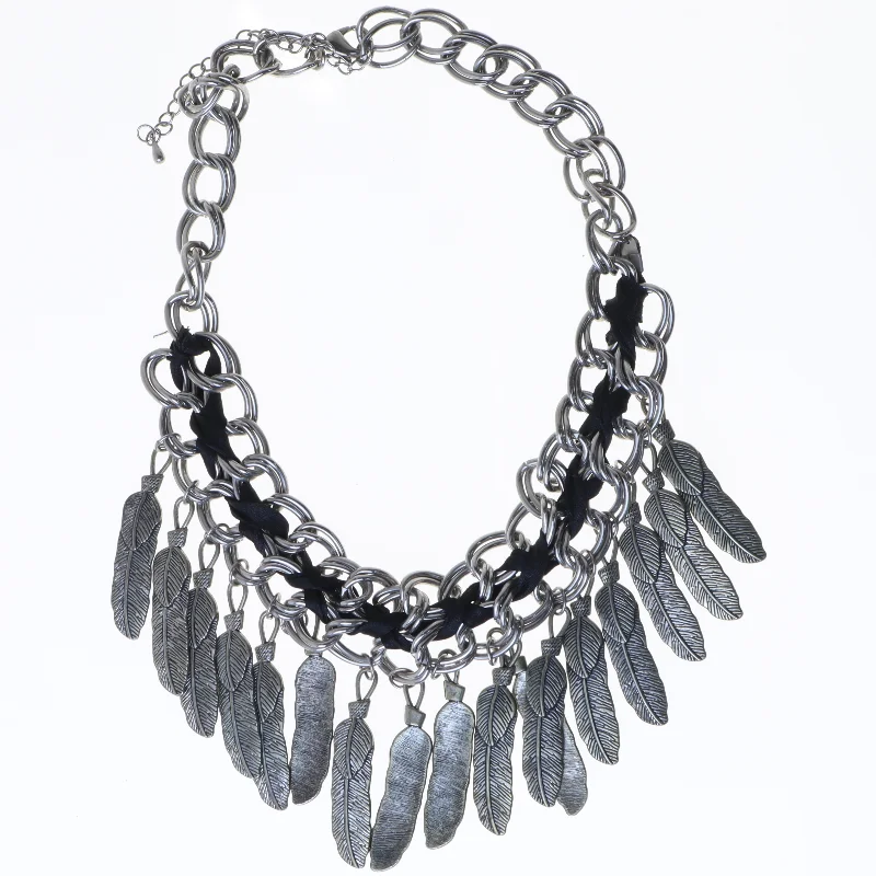 halskæde med fjer vedhæng (str. 48 cm)