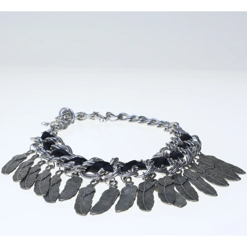 halskæde med fjer vedhæng (str. 48 cm)