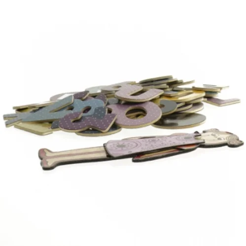 Dekorative bogstaver og figur