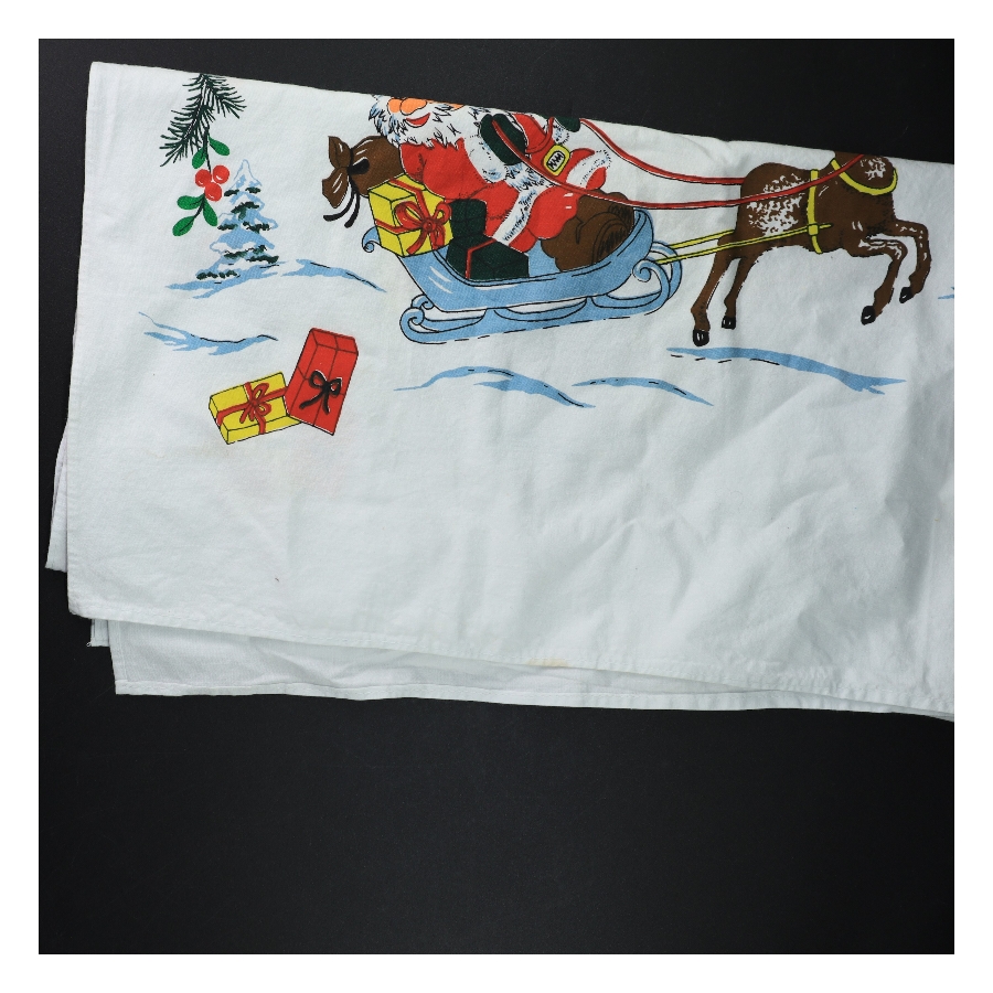 Juledug med slædemotiv (str. 105 x 100 cm)