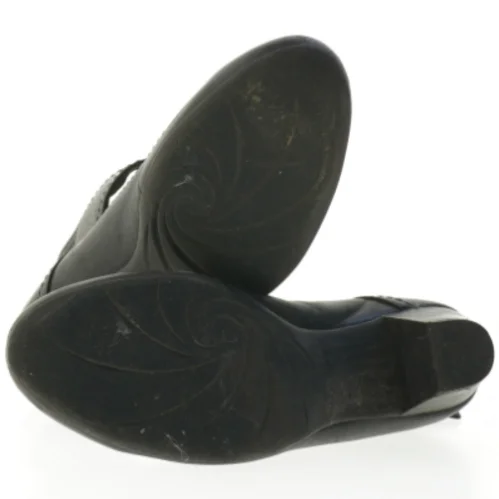 Sort damesko med hæl og rem fra Tamaris (str. 38 )