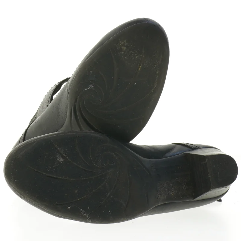 Sort damesko med hæl og rem fra Tamaris (str. 38 )