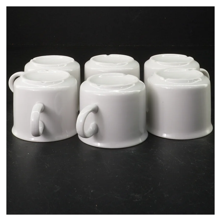 Hvide porcelænskopper og underkopper (str. 14 x 2 cm. og 8 x 6 cm)