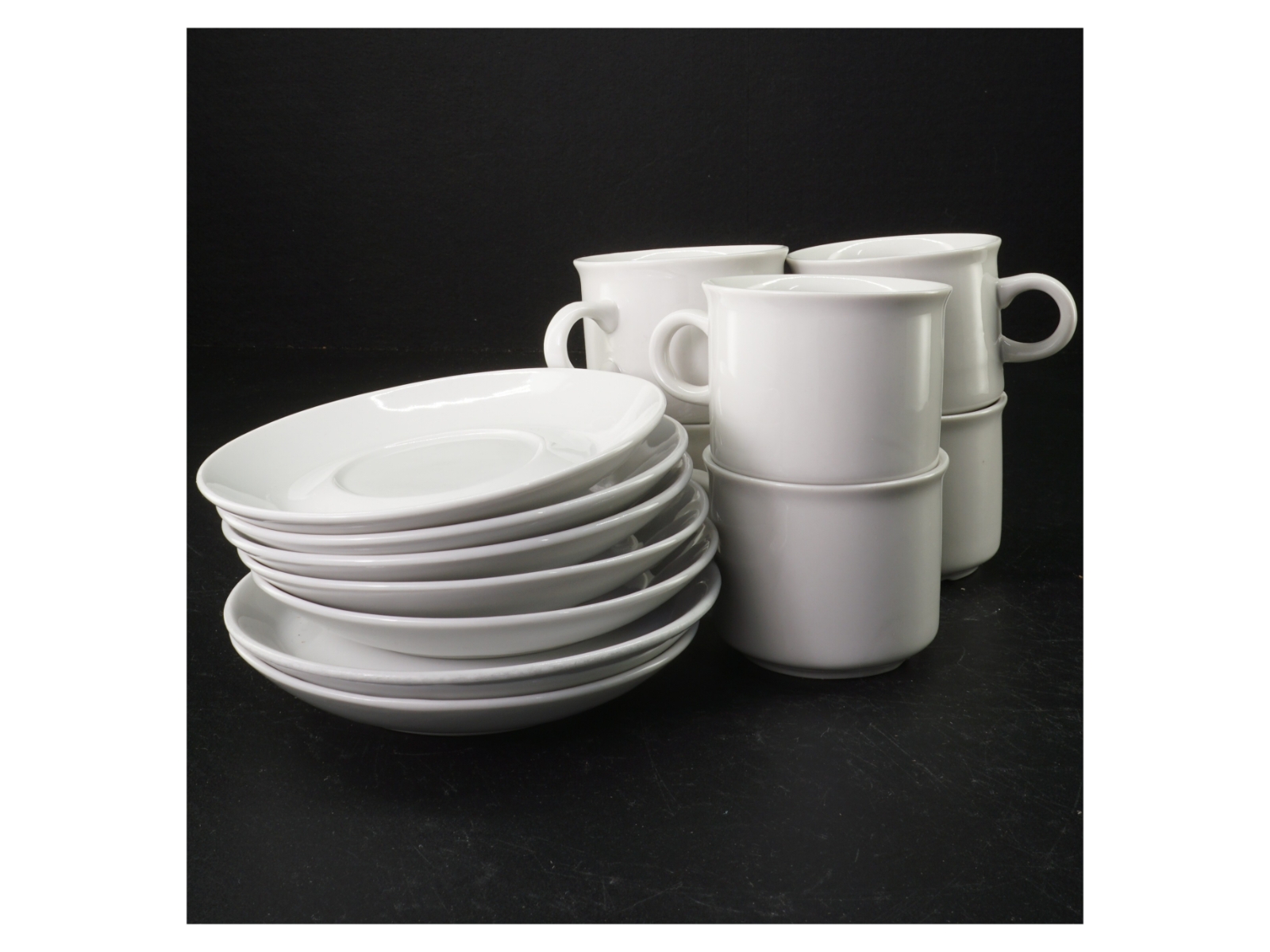Hvide porcelænskopper og underkopper (str. 14 x 2 cm. og 8 x 6 cm)