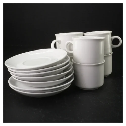 Hvide porcelænskopper og underkopper (str. 14 x 2 cm. og 8 x 6 cm)