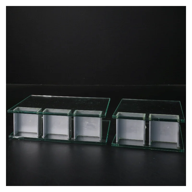 Glas fyrfadsstager  (str. 17x12x5&12x11,5x5 cm)