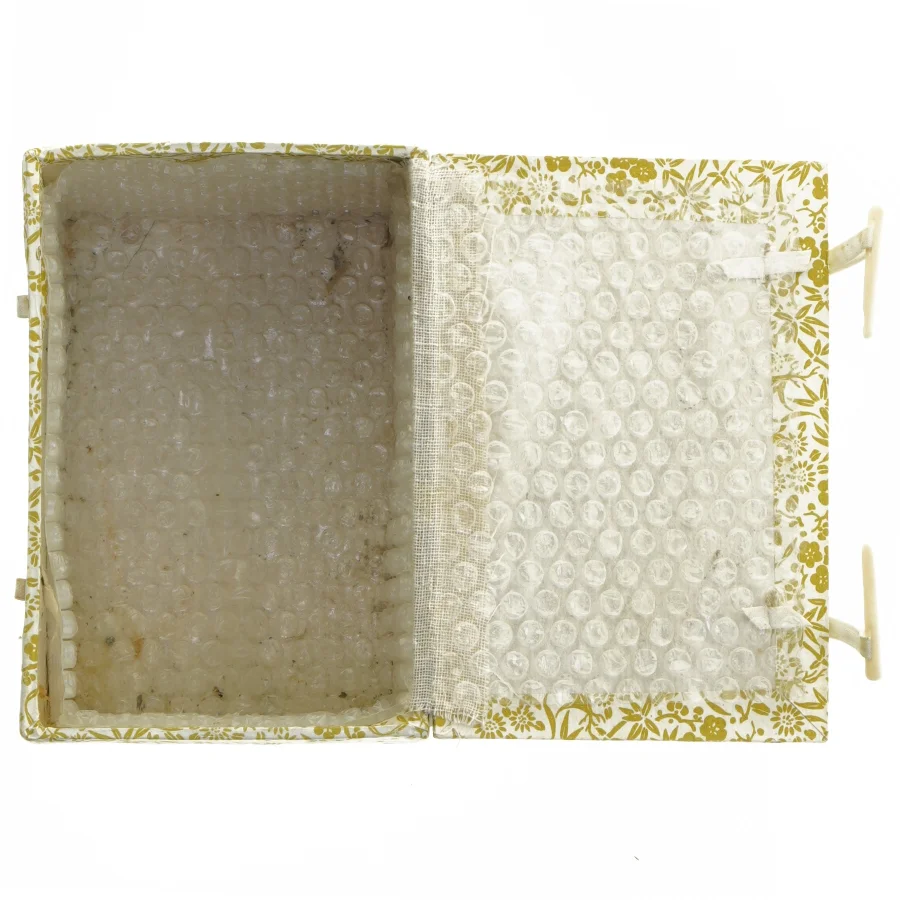 Dekorativ kasse i gul blomstermønster (str. 14,5x10x10 cm)