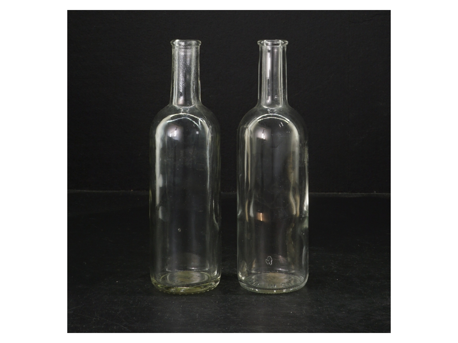 To glasflasker (str. 18 cm. 2 styk)