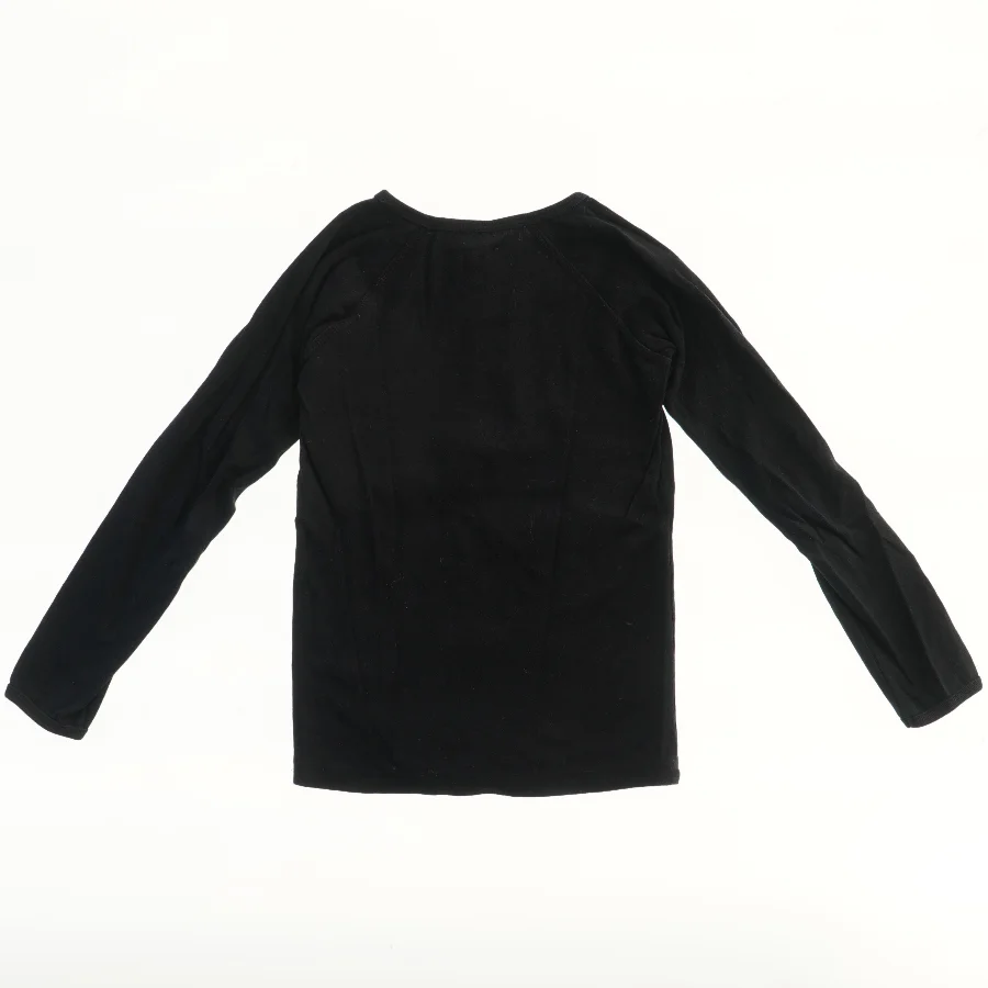 Langærmet sort bluse med knapper fra Krymmel (str. 116)