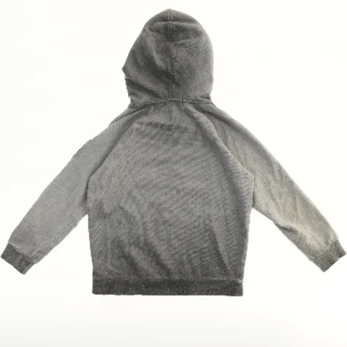 Grå hættetrøje med lynlås fra Molo (str. 116)