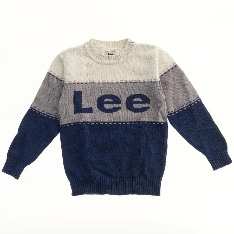 Strikket trøje med logo fra Lee (str. 110)