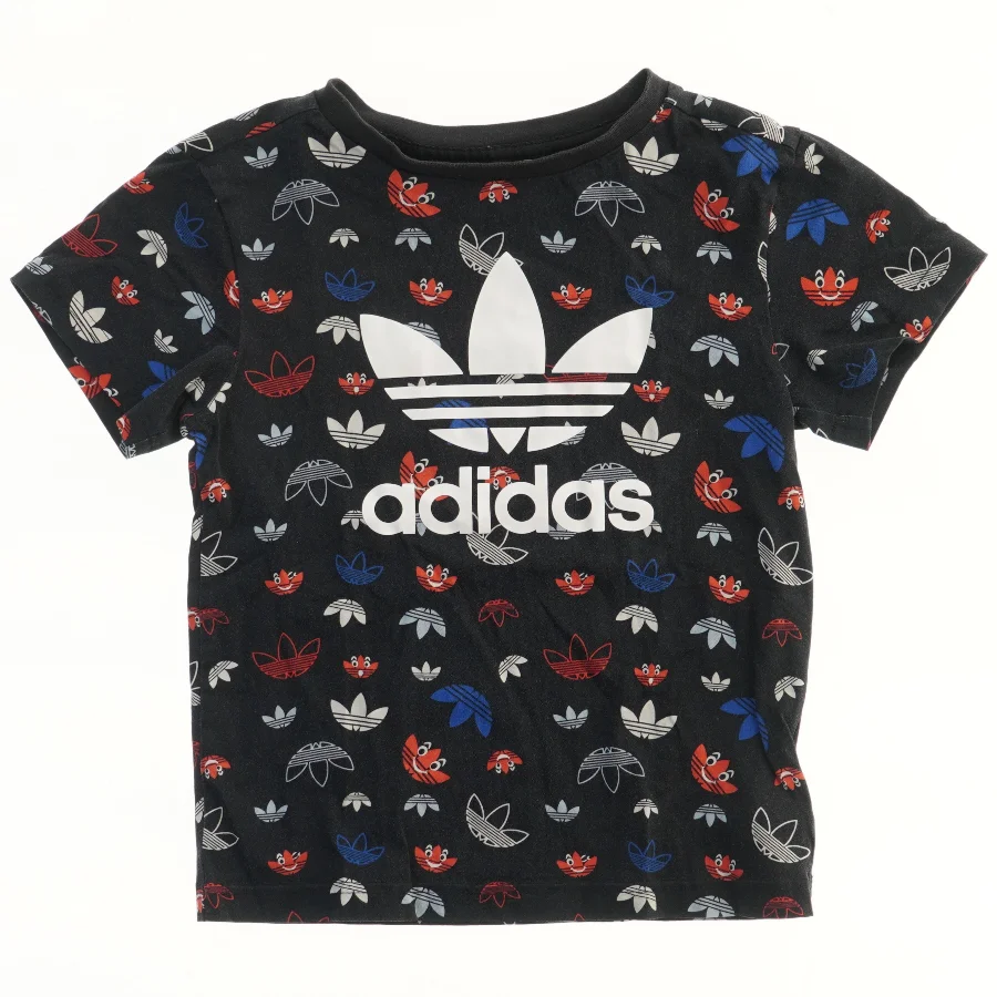 Børnet-shirt med mønster fra Adidas (str. 122)