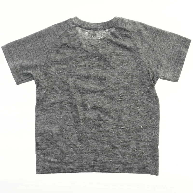 Grå T-shirt fra Uniqlo (str. 110)