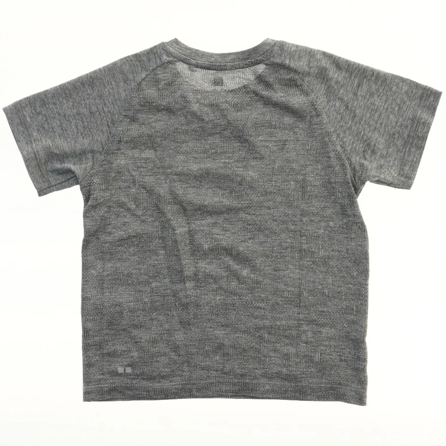 Grå T-shirt fra Uniqlo (str. 110)