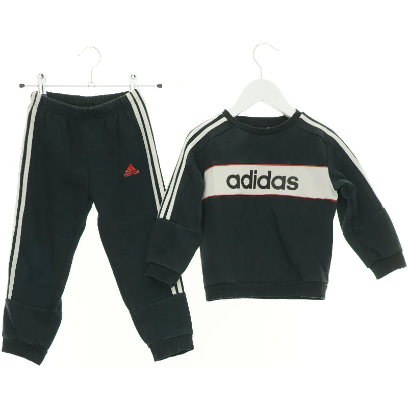 Sæt træningstøj fra Adidas (str. 104 cm)