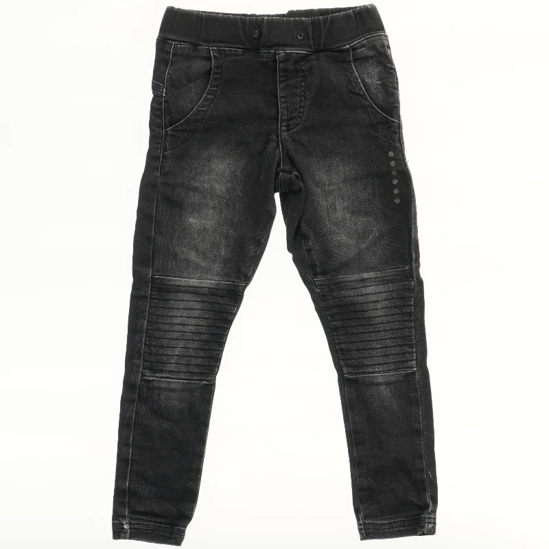 Bukser med detaljer fra Krymmel (str. 110)