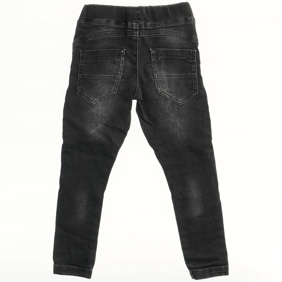 Bukser med detaljer fra Krymmel (str. 110)