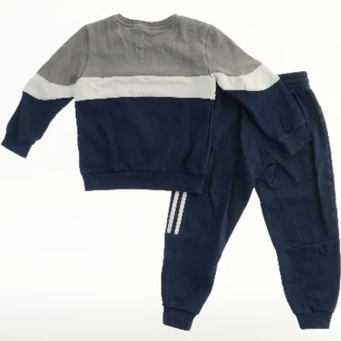 Adidas børnesæt fra Adidas (str. 122)