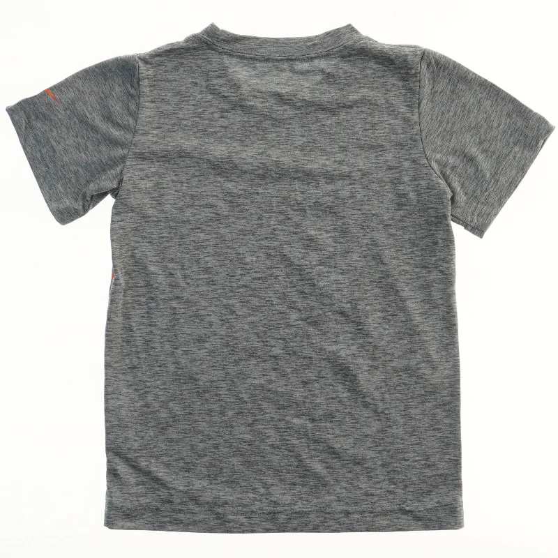 Grå t-shirt med grafik fra Nike (str. 110)