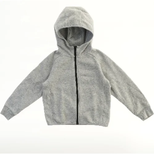 Grå hættetrøje fra Uniqlo (str. 116)