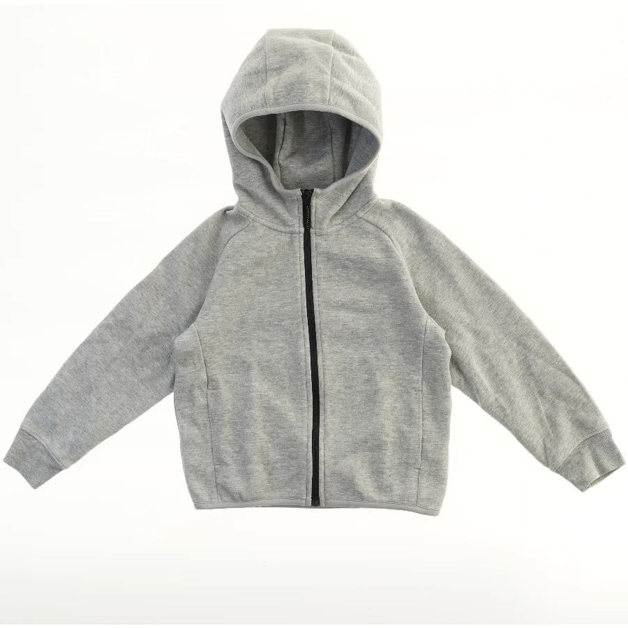 Grå hættetrøje fra Uniqlo (str. 116)