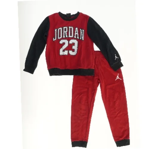 Basketball-inspireret joggingsæt fra Jordan (str. 116)