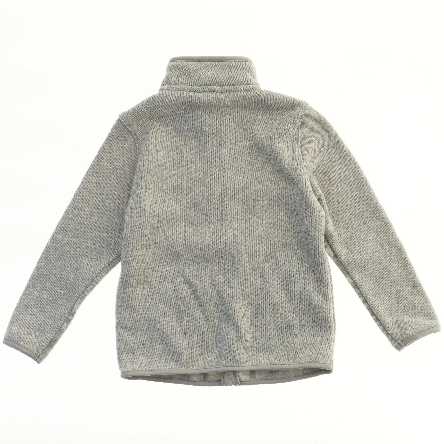 Grå fleecetrøje med lynlås fra Uniqlo (str. 122)