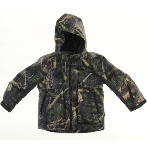 Jakke med skovcamouflage fra Molo (str. 116)