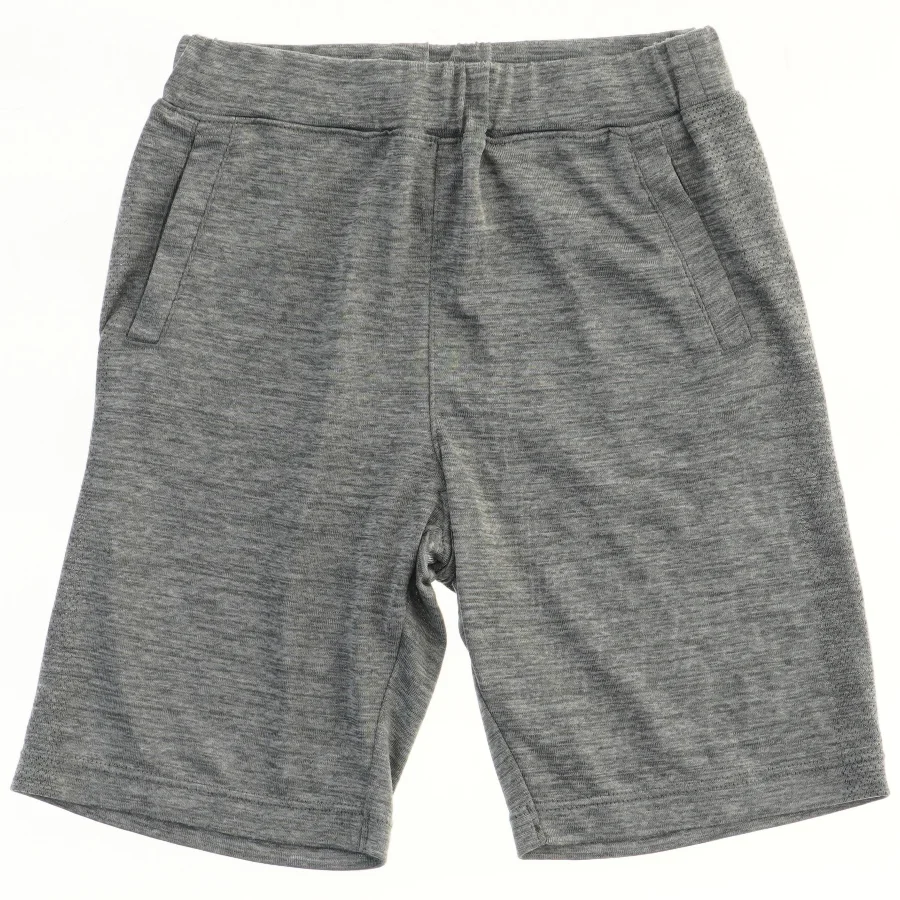 Grå shorts fra Uniqlo (str. 110)