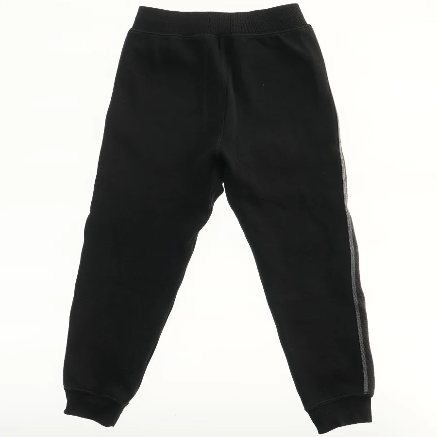 Sort træningsbukser med sidelommer fra Uniqlo (str. 116)