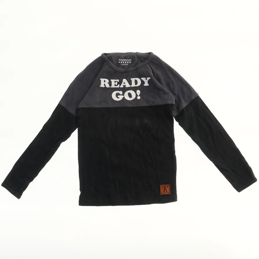 Langærmet bluse med tekst fra Krymmel (str. 116)