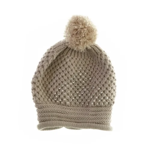 Hue i strik med sten på fronten