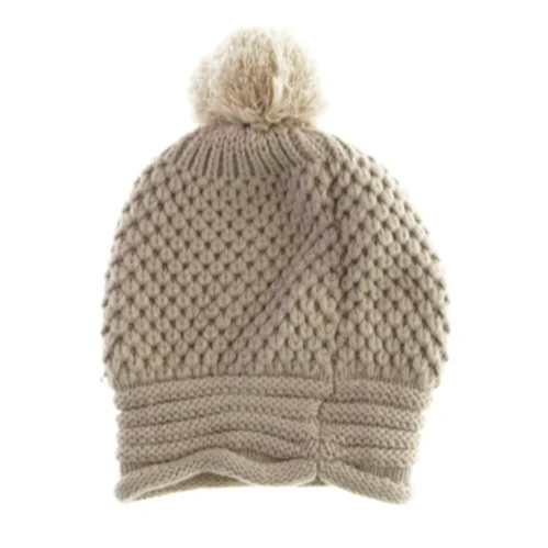 Hue i strik med sten på fronten