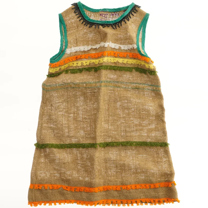 Kjole med farverige detaljer (str.  længde 72 cm, bryst 40 cm)