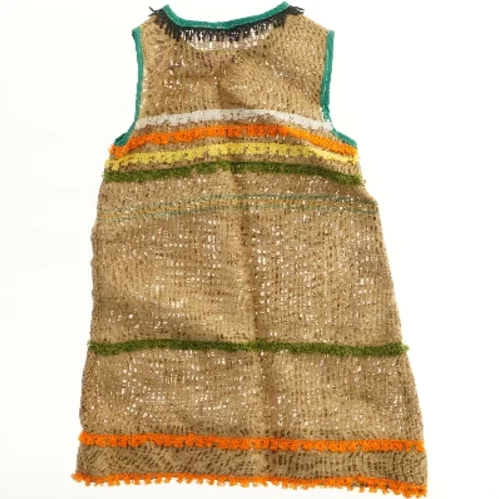 Kjole med farverige detaljer (str.  længde 72 cm, bryst 40 cm)