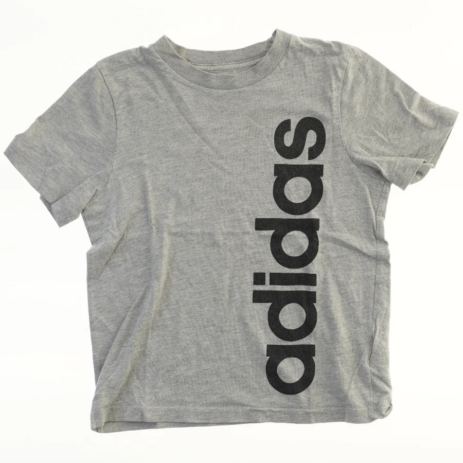 T-shirt med logo fra Adidas (str. 110)