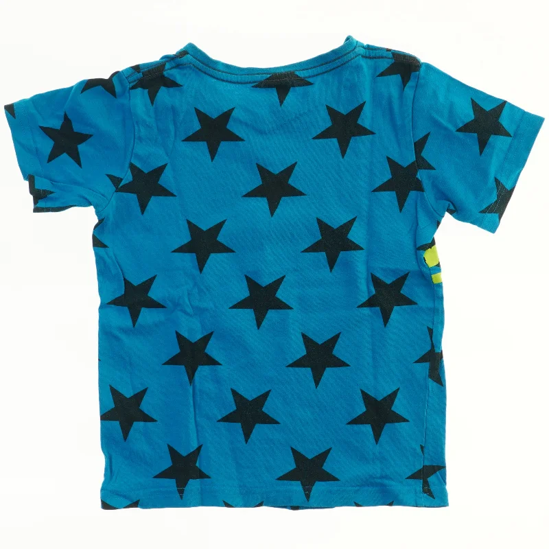 Blå T-shirt med stjernemotiv og tekst fra Kids Up (str. 110)