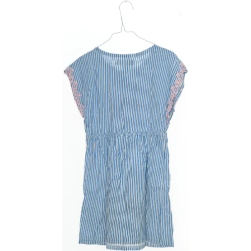 Børnekjole med striber og mønster fra L.O.G.G (str. 122)