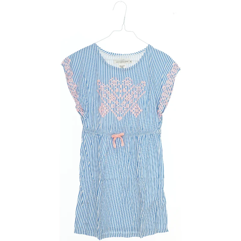 Børnekjole med striber og mønster fra L.O.G.G (str. 122)