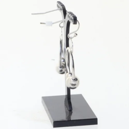 Sølv øreringe med kugler og hjertevedhæng (str. 3 cm)