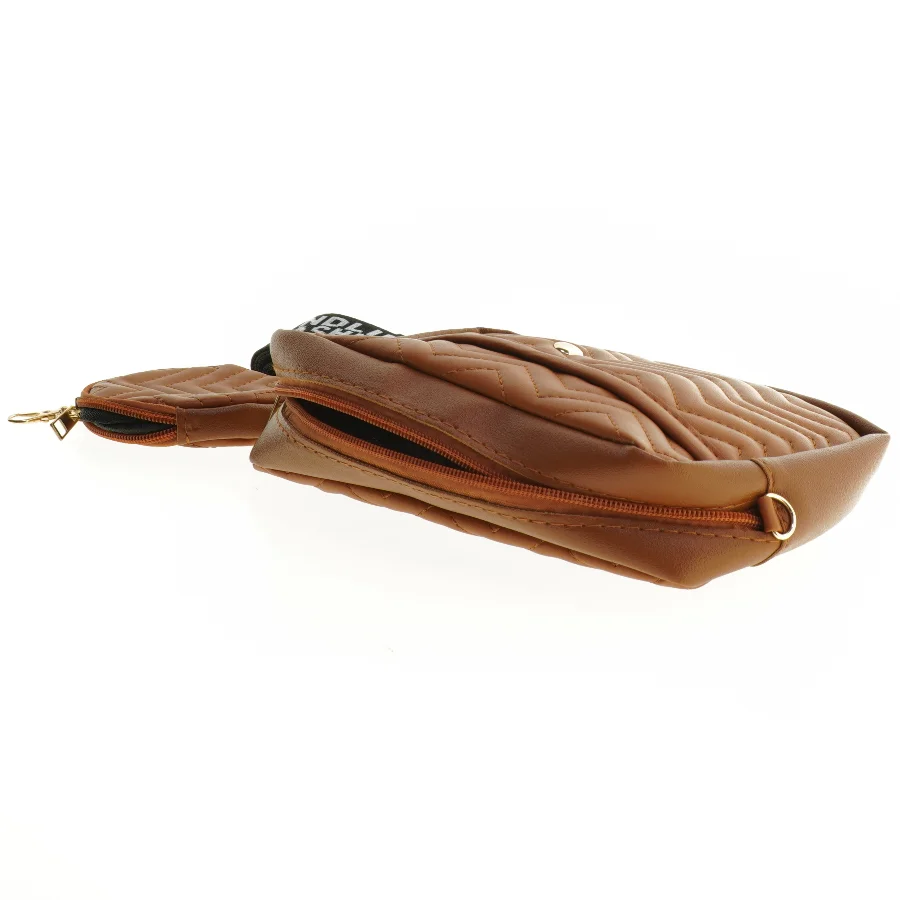 Karamelbrun skuldertaske med quiltet mønster (str. 23 x 17 cm og ø 10,5 cm)