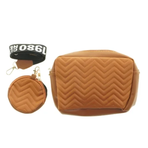 Karamelbrun skuldertaske med quiltet mønster (str. 23 x 17 cm og ø 10,5 cm)