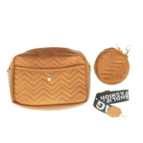 Karamelbrun skuldertaske med quiltet mønster (str. 23 x 17 cm og ø 10,5 cm)